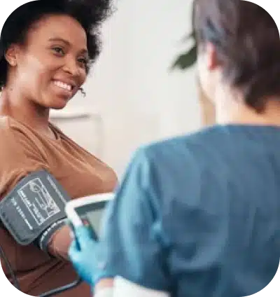 Femme en consultation avec une sage femme.