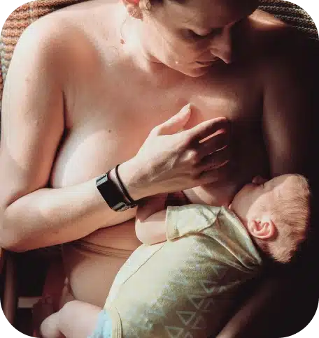 Maman en train d'allaiter son nourrisson.