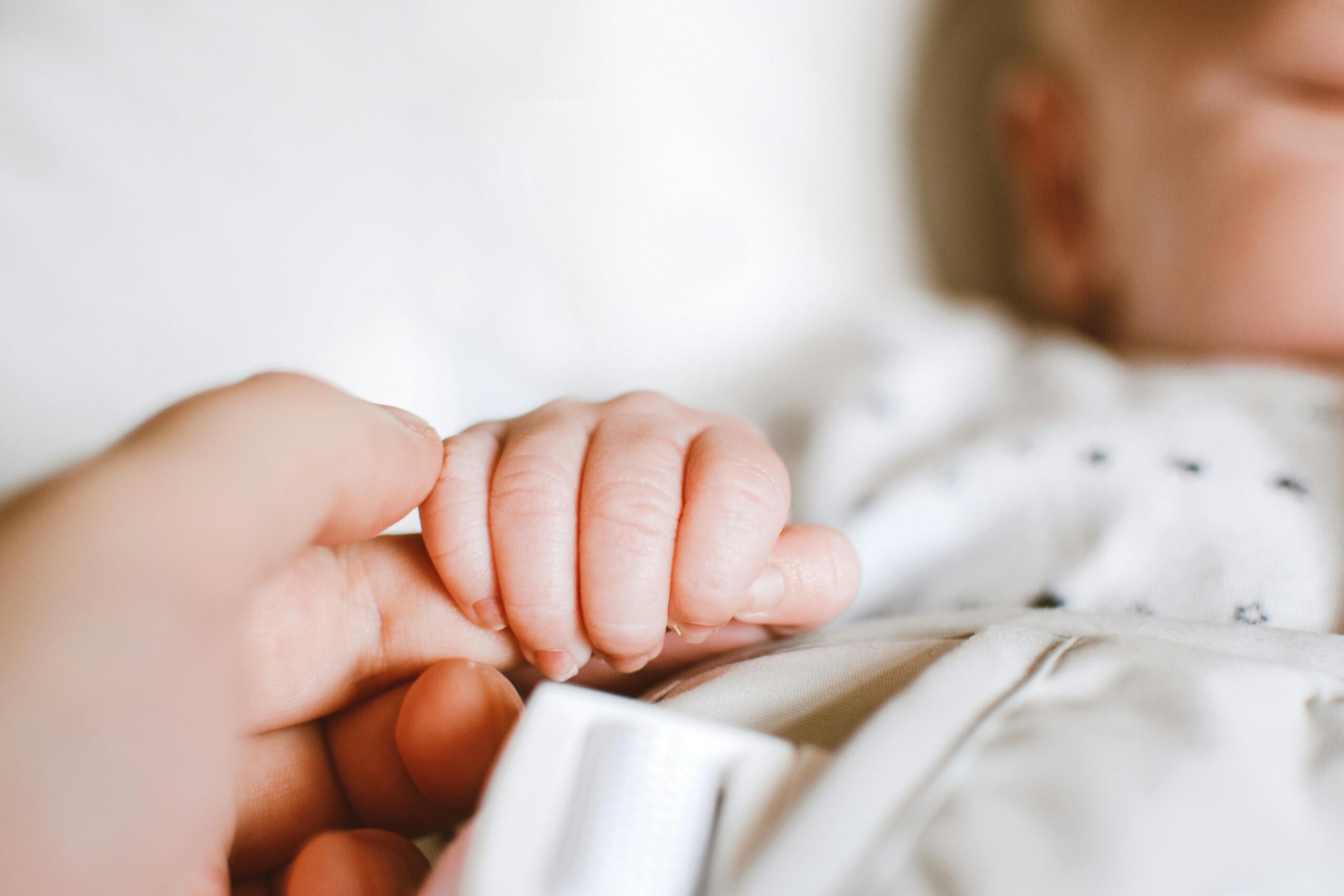 Gros plan sur une main de bébé qui dors.